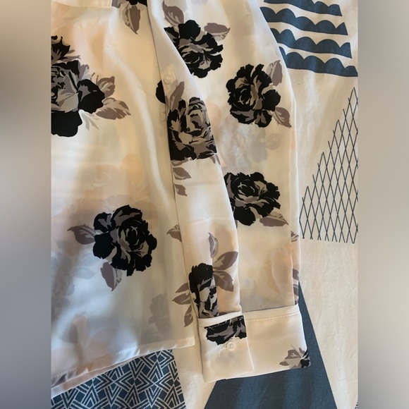 Candies Floral Blouse - Picture 7 of 7